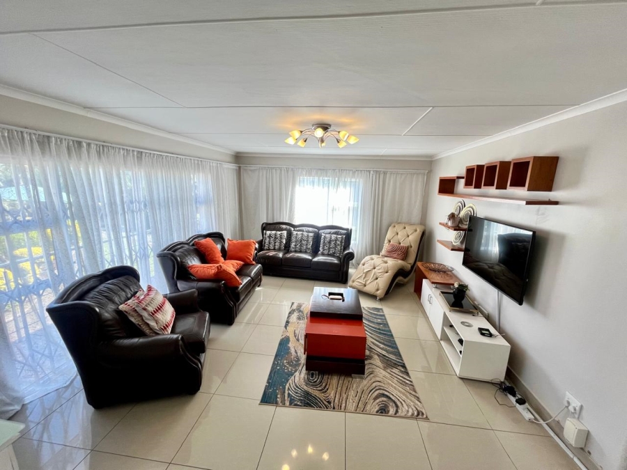 To Let 4 Bedroom Property for Rent in Beacon Bay Eastern Cape